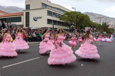 Funchal; Madeira; Portekiz - 22 Nisan; 2018: bir grup insan pembe kostümleri dans Madeira çiçek Festivali geçit töreninde Funchal, Madeira Adası üzerinde. Portekiz.