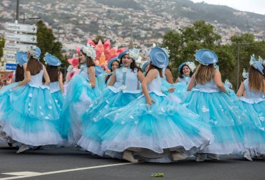 Funchal; Madeira; Portekiz - 22 Nisan; 2018: bir grup kadın mavi elbiseler dans Madeira çiçek Festivali geçit töreninde Funchal, Madeira Adası üzerinde. Portekiz.
