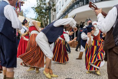 Funchal, Portekiz - 19 Nisan 2018: Halk müzisyenler ve dansçılar Avenida Arriaga Funchal Madeira Adası, Portekiz performans.