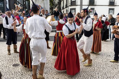 Funchal, Portekiz - 19 Nisan 2018: Halk müzisyenler ve dansçılar Avenida Arriaga Funchal Madeira Adası, Portekiz performans.