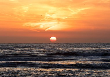 Deniz turuncu gökyüzü karşı doğal görünümü