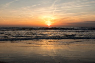 Deniz turuncu gökyüzü karşı doğal görünümü