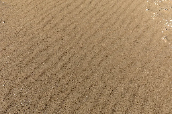 自然形成的低潮在海滩上的沙纹 — 图库照片