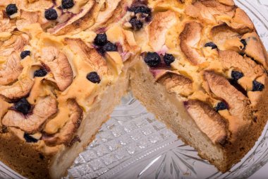 Taze pişmiş meyveli tatlı kek.