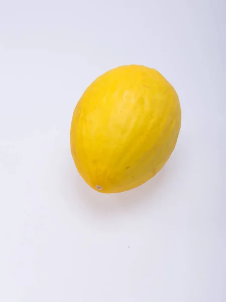 成熟的黄色甜瓜 白色背景隔离 — 图库照片