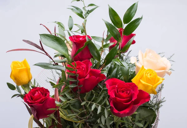 Buquê Rosas Multicoloridas Sortidas Isoladas Fundo Branco — Fotografia de Stock