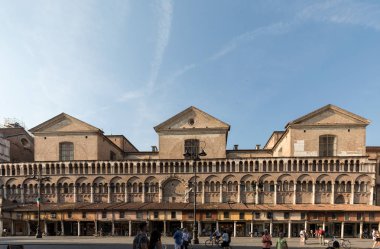 Ferrara, İtalya - 10 Haziran 2017: Loggia Ferrara Duomo, Via Trento Trieste, Ferrara, Emilia-Romagna, İtalya, Avrupa'nın kenarındaki tüccarların.