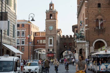 Ferrara, İtalya - 10 Haziran 2017: Via Trento Trieste Ferrara, Ferrara tarihi merkezi, Italy.Square, vatandaşlık ve turistlerin buluşma yeri