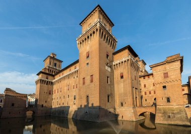 Ferrara, İtalya - 10 Haziran 2017: 14. yüzyıldan kalma dört kuleli kale, Ferrara, Emilia-Romagna, İtalya