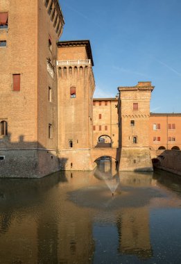 Estense Kalesi, 14. yüzyıldan kalma dört kulelik bir kale, Ferrara, Emilia-Romagna, İtalya