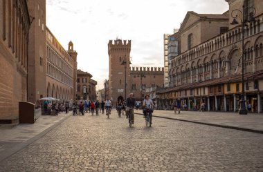 Ferrara, İtalya - 10 Haziran 2017: Via Trento Trieste Ferrara, Ferrara tarihi merkezi, Italy.Square, vatandaşlık ve turistlerin buluşma yeri