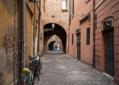Ferrara, İtalya - 10 Haziran 2017: Via delle Ferrara Volte Ortaçağ çeyreğinde. Emilia-Romagna. İtalya. 