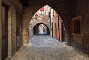 Ferrara, İtalya - 10 Haziran 2017: Via delle Ferrara Volte Ortaçağ çeyreğinde. Emilia-Romagna. İtalya. 