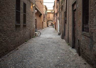 Ferrara, İtalya - 10 Haziran 2017: Via delle Ferrara Volte Ortaçağ çeyreğinde. Emilia-Romagna. İtalya. 