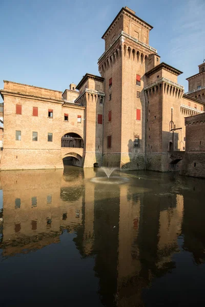 Ferrara, İtalya - 10 Haziran 2017: 14. yüzyıldan kalma dört kuleli kale, Ferrara, Emilia-Romagna, İtalya
