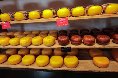 Amsterdam, Hollanda - 20 Nisan 2017: Peynir tekerlekler Amsterdam deposunda. Hollanda