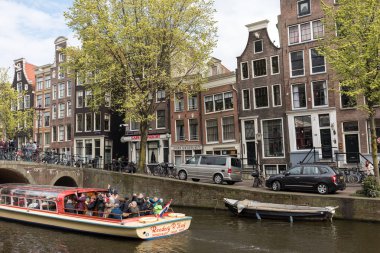 Amsterdam, Hollanda - 20 Nisan 2017: Canal sahne bir bisiklet, tekne ve Red Light District geleneksel Hollanda evleri ile. Amsterdam. Hollanda