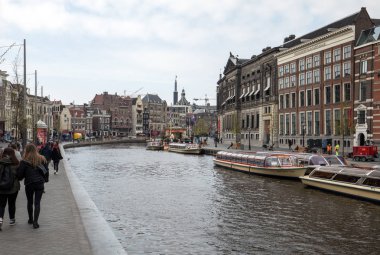 Amsterdam, Hollanda - 20 Nisan 2017: Görünüm Rokin Canal, Oude Turfmarkt Caddesi ve Tourboats kanalı yolculukları Amsterdam, Hollanda, Hollanda için hazır.