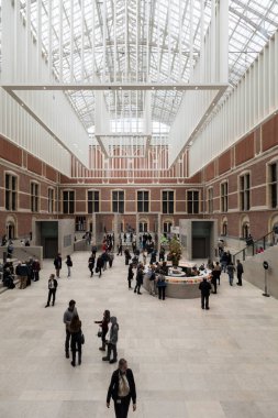 Amsterdam, Hollanda - 22 Nisan 2017: Rijksmuseum, özgün iç avlu Atrium heybetli yeni giriş alanı oluşturmak için yeniden tasarlanmıştır. Amsterdam, Hollanda