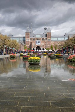 Amsterdam, Hollanda - 22 Nisan 2017: Rijksmuseum Ulusal Müzesi ile ben Amsterdam işaret ve Lale yansıtan Havuzu. Amsterdam, Hollanda
