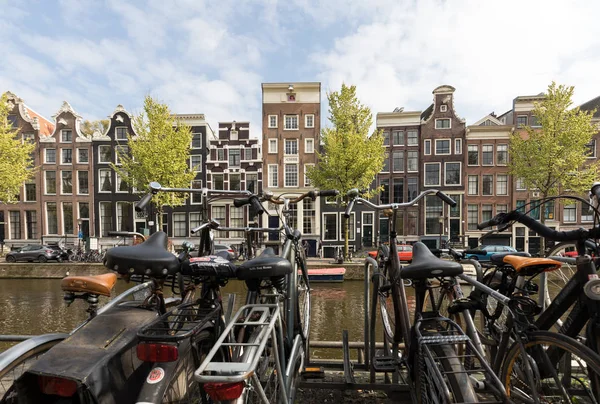 Amsterdã Holanda Abril 2017 Cena Canal Com Bicicletas Barcos Casas — Fotografia de Stock