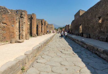 Pompei, İtalya - 15 Haziran 2017: Bir eski Arnavut kaldırımlı sokakta Pompei, İtalya kalıntıları. Roma şehri Vesuvius volkan tarafından tahrip.