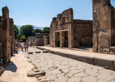 Pompei, İtalya - 15 Haziran 2017: Bir eski Arnavut kaldırımlı sokakta Pompei, İtalya kalıntıları. Roma şehri Vesuvius volkan tarafından tahrip.