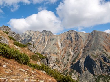 Vysoke Tatry 'deki Büyük Soğuk Vadi (High Tatras), Slovakya. Büyük Soğuk Vadi 7 km uzunluğundadır ve turistler için çok çekicidir.