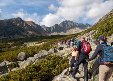 Vysoke Tatry, Slovakya - 9 Ekim 2018: Great Cold Valley, Vysoke Tatry (High Tatras), Slovakya 'da yürüyüş yapanlar. Büyük Soğuk Vadi 7 km uzunluğundadır ve turistler için çok çekicidir.