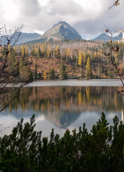 Natureza Cena Montanha Com Belo Lago Eslováquia Tatra Strbske Pleso — Fotografia de Stock