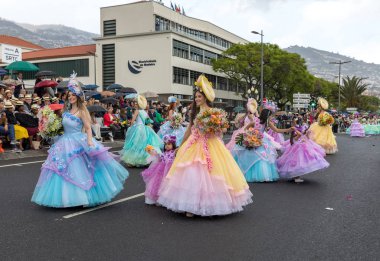 Funchal; Madeira; Portekiz - 22 Nisan; 2018: bir grup insan renkli kostümleri dans Madeira çiçek Festivali geçit töreninde Funchal, Madeira Adası üzerinde. Portekiz.