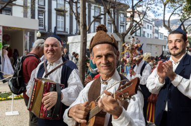 Funchal, Portekiz - 19 Nisan 2018: Halk müzisyenler ve dansçılar Avenida Arriaga Funchal Madeira Adası, Portekiz performans.