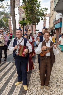 Funchal, Portekiz - 19 Nisan 2018: Halk müzisyenler ve dansçılar Avenida Arriaga Funchal Madeira Adası, Portekiz performans.