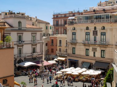 Amalfi, İtalya - 13 Haziran 2017: Turist ünlü Piazza del Duomo ile çok sayıda kafe, Bar ve Hediyelik eşya mağazaları ziyaret edin. Amalfi. İtalya