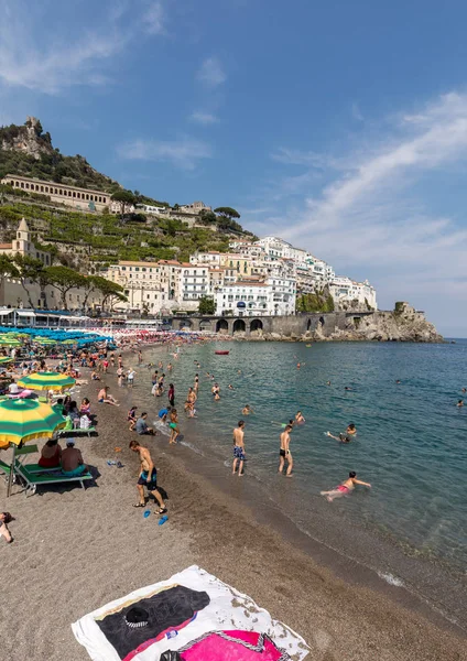 Amalfi Włochy Czerwca 2017 Ludzie Odpoczynku Słoneczny Dzień Plaży Amalfi — Zdjęcie stockowe