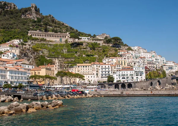 Amalfi Włochy Czerwca 2017 Amalfi Widziana Morza Wybrzeżu Amalfi Regionie — Zdjęcie stockowe