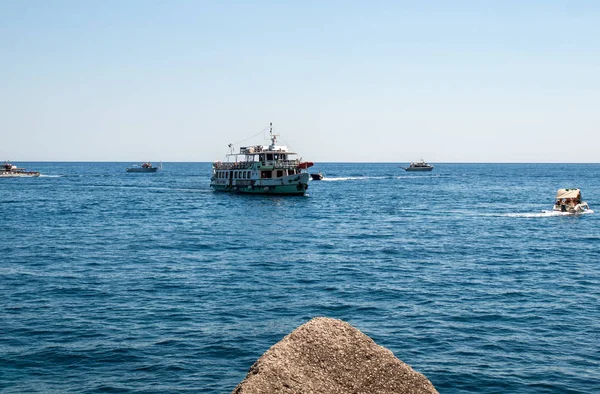 Positano Italia Junio 2017 Ferry Boat Passes Fishing Boats Amored — Foto de Stock