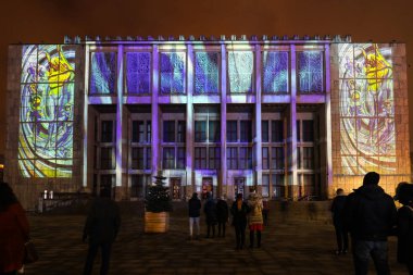 Cracow, Polonya - 3 Şubat 2018: Stanislaw Wyspianski 'nin resminden esinlenen Ulusal Müze cephesinin haritası. Krakow, Polonya