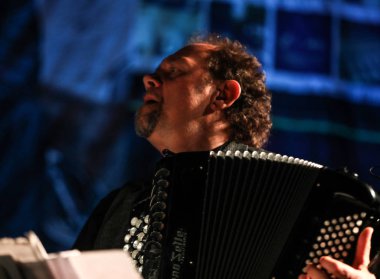 Krakov, Polonya - 2 Kasım 2018: Amerikan jazz fusion ve Latin caz gitaristi Al Di Meola canlı performans Kijow.Centre sahne alanı'nda Krakow, Polonya
