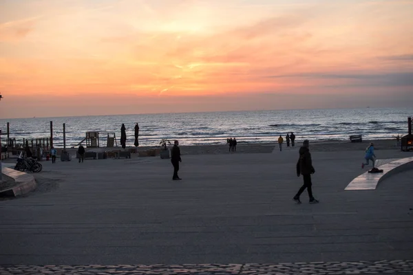 Катвейк Нидерланды Апреля 2017 Года Люди Ходят Пляжу Катвейке Закате — стоковое фото