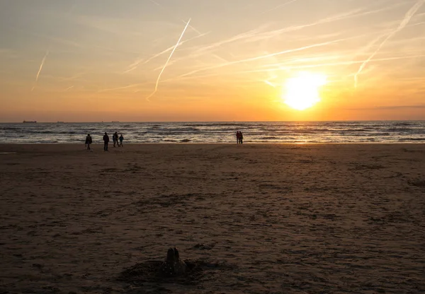 Katwijk Paesi Bassi Aprile 2017 Gente Cammina Lungo Spiaggia Katwijk — Foto Stock