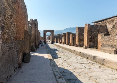 Pompei, İtalya - 15 Haziran 2017: Bir eski Arnavut kaldırımlı sokakta Pompei, İtalya kalıntıları. Roma şehri Vesuvius volkan tarafından tahrip.