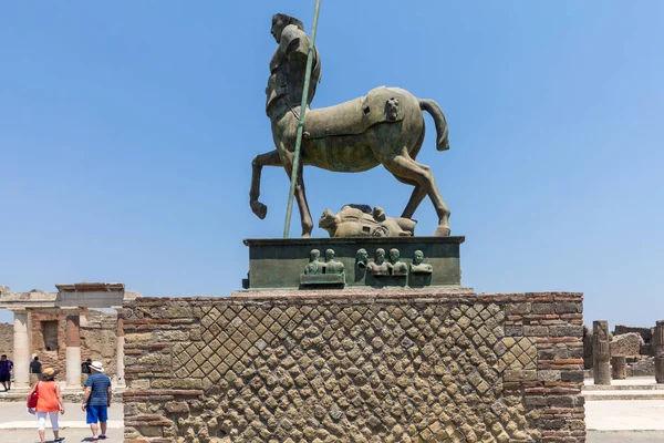 意大利庞贝 2017年6月15日 波兰雕刻家 Mitoraj 的雕塑在古罗马城市庞贝考古遗址展出 在公元前79年被维苏威火山喷发摧毁 — 图库照片
