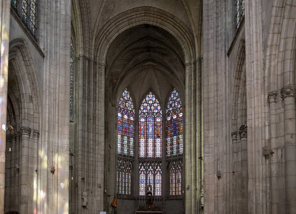 トロワ フランス 2018 カラフルなステンド グラスの窓と祭壇セルナン アーバイン トロワ フランスで 世紀のゴシック様式の教会で — ストック写真