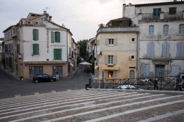Arles, Fransa - 26 Haziran 2017: Binaların cephe Arena Arles yakınındaki. Fransa.