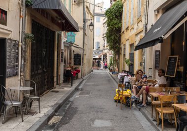 Arles, Fransa - 24 Haziran 2017: Cafe ve Provence Güney Fransa eski kasaba Arles restautants.