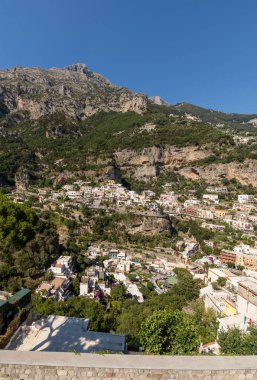 Amalfi kıyısındaki küçük Positano kasabası birçok harika rengi ve teraslı evleriyle, Campania, İtalya.