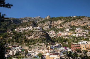Renkli Positano, Amalfi Coast, rengarenk evleri ve binaları ile mücevheri deniz manzaralı geniş bir tepe üzerinde tünemiş. İtalya