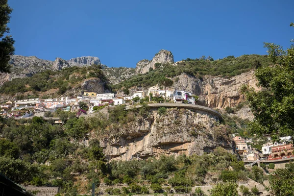 Panorama Över Positano Med Hus Som Klättrar Uppför Den Backen — Stockfoto