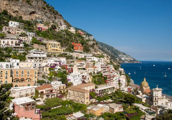 Malé Městečko Positano Podél Pobřeží Amalfi Mnoha Nádhernými Barvami Řadových — Stock fotografie